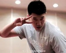 CBA季后赛倒计时，新疆广汇今晨官宣签约，细节引发关注，气氛紧张，轮换策略成焦点