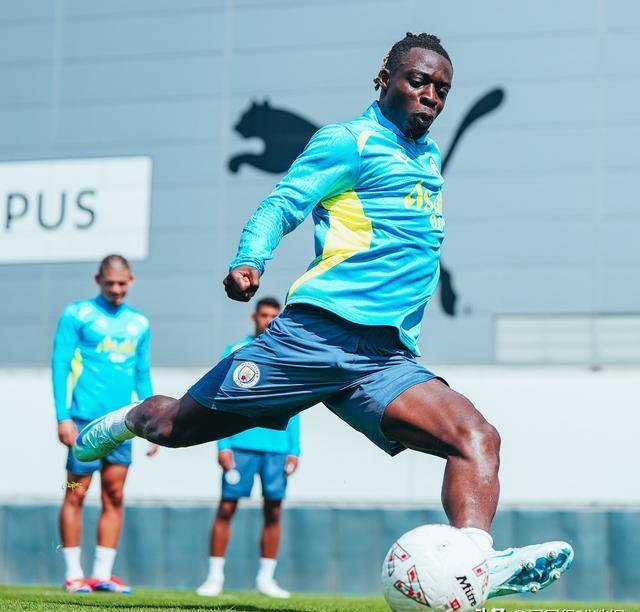 熊猫体育平台-转折点曼城复出首秀，社区盾关键时刻攻防权衡，媒体盛赞，年轻球员得到机会